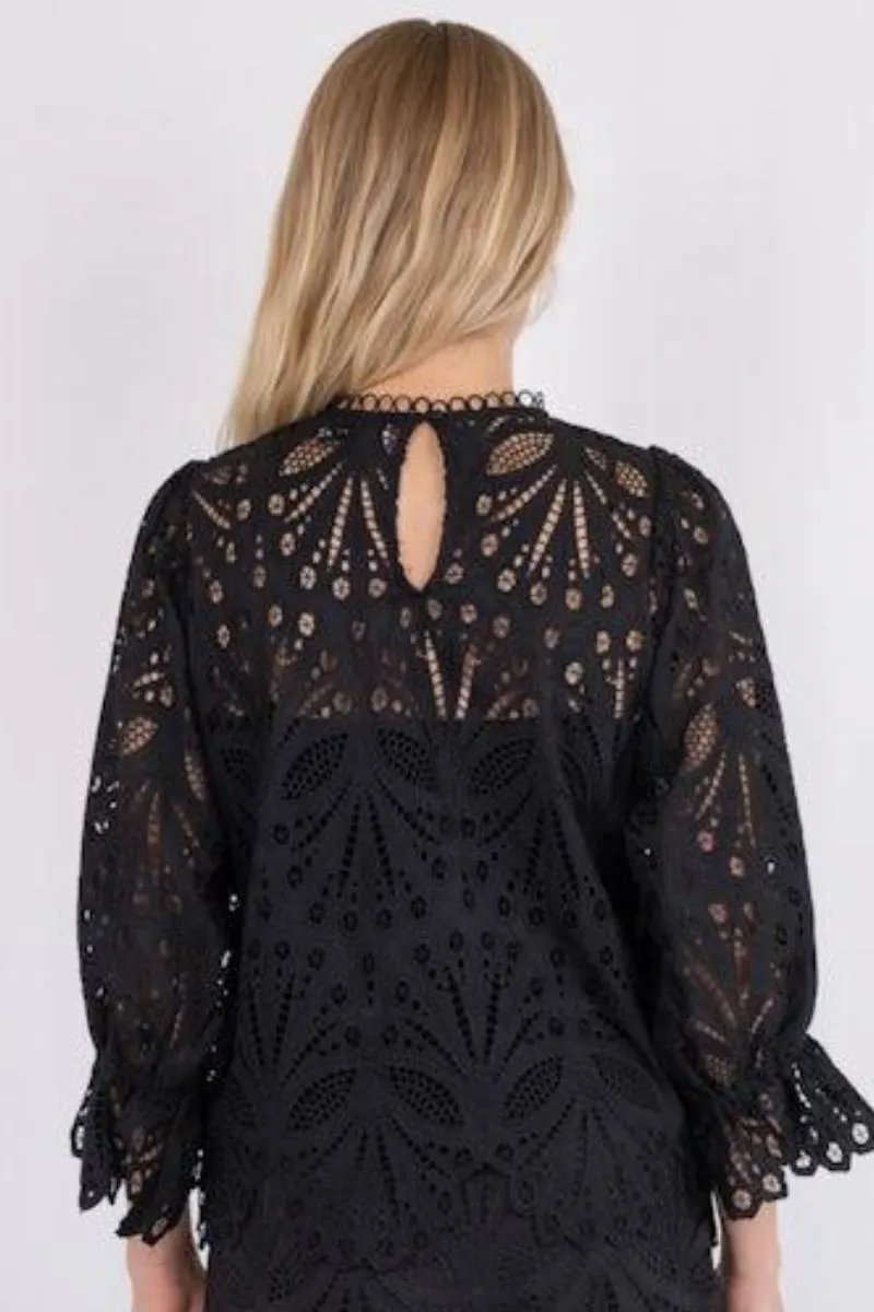 Adela Embroidery Blouse | Black | Bluse fra Neo Noir