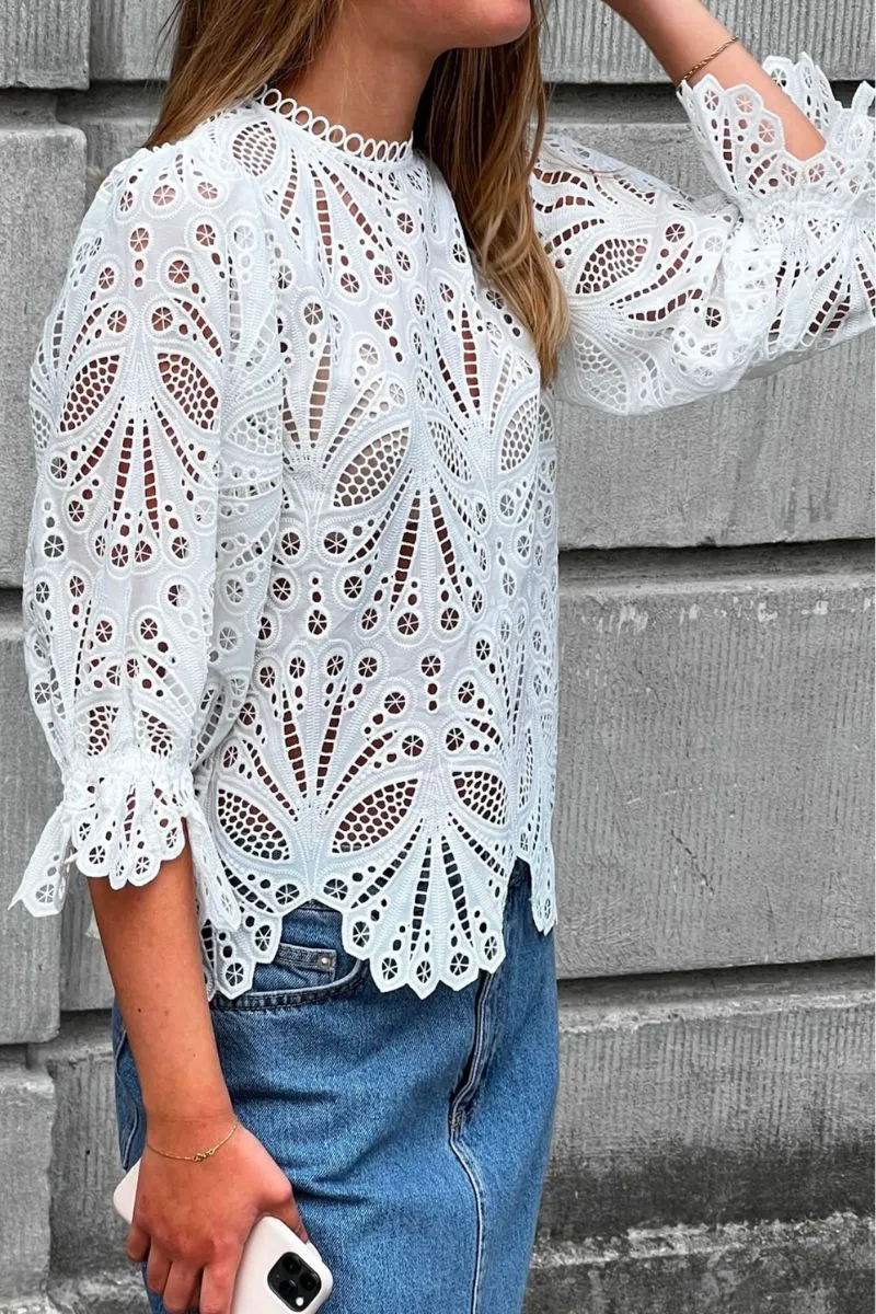 Adela Embroidery Blouse | Off White | Bluse fra Neo Noir