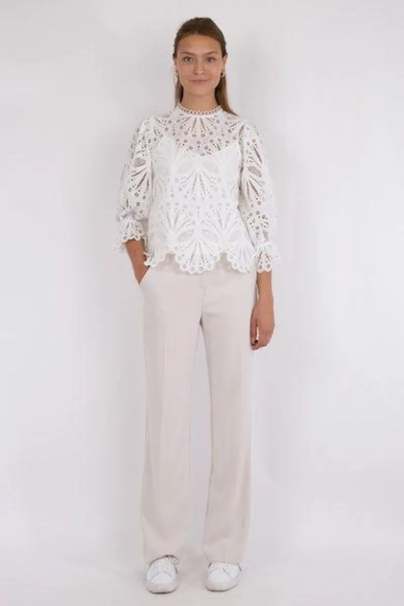 Adela Embroidery Blouse | Off White | Bluse fra Neo Noir