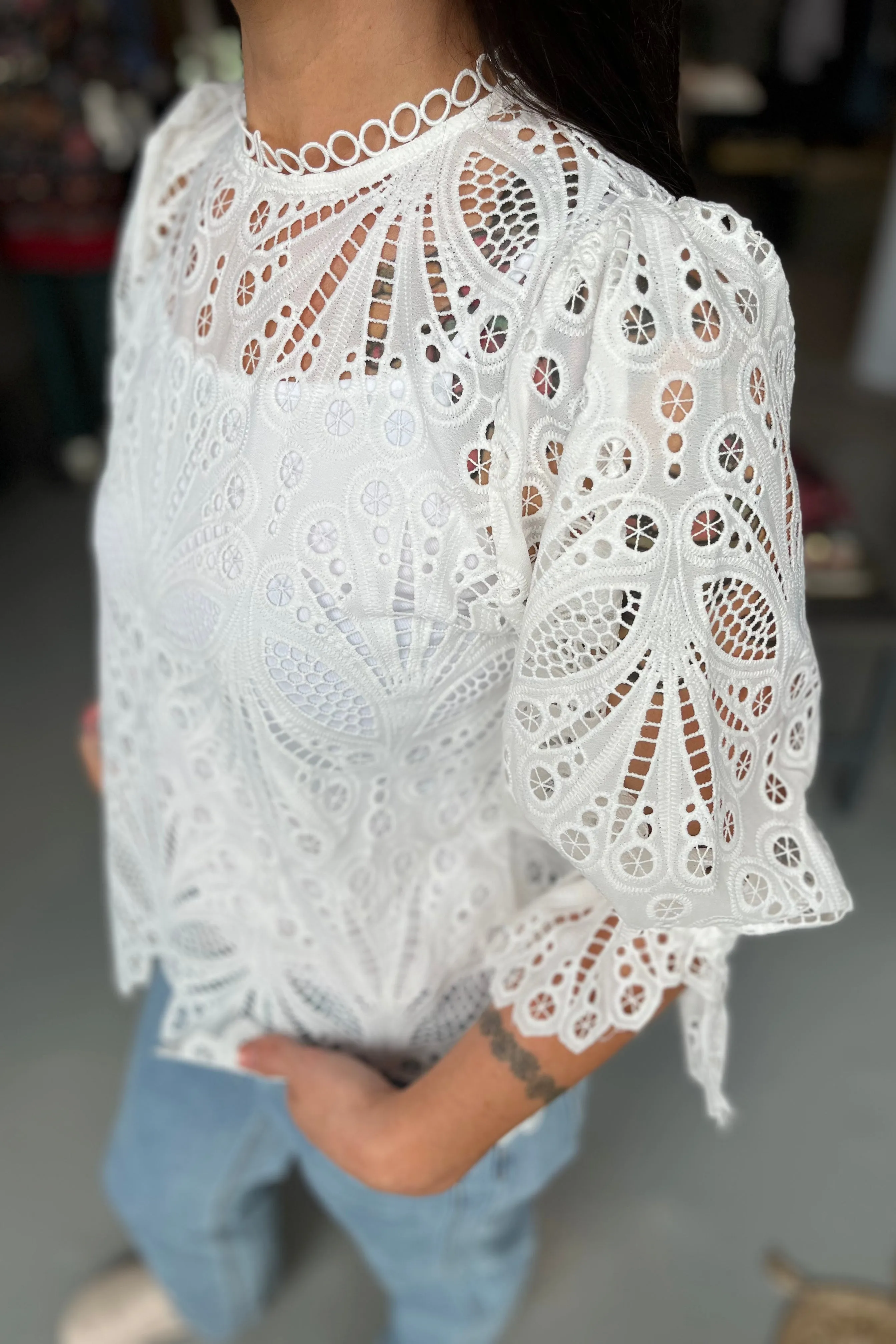 Adela Embroidery Blouse | Off White | Bluse fra Neo Noir