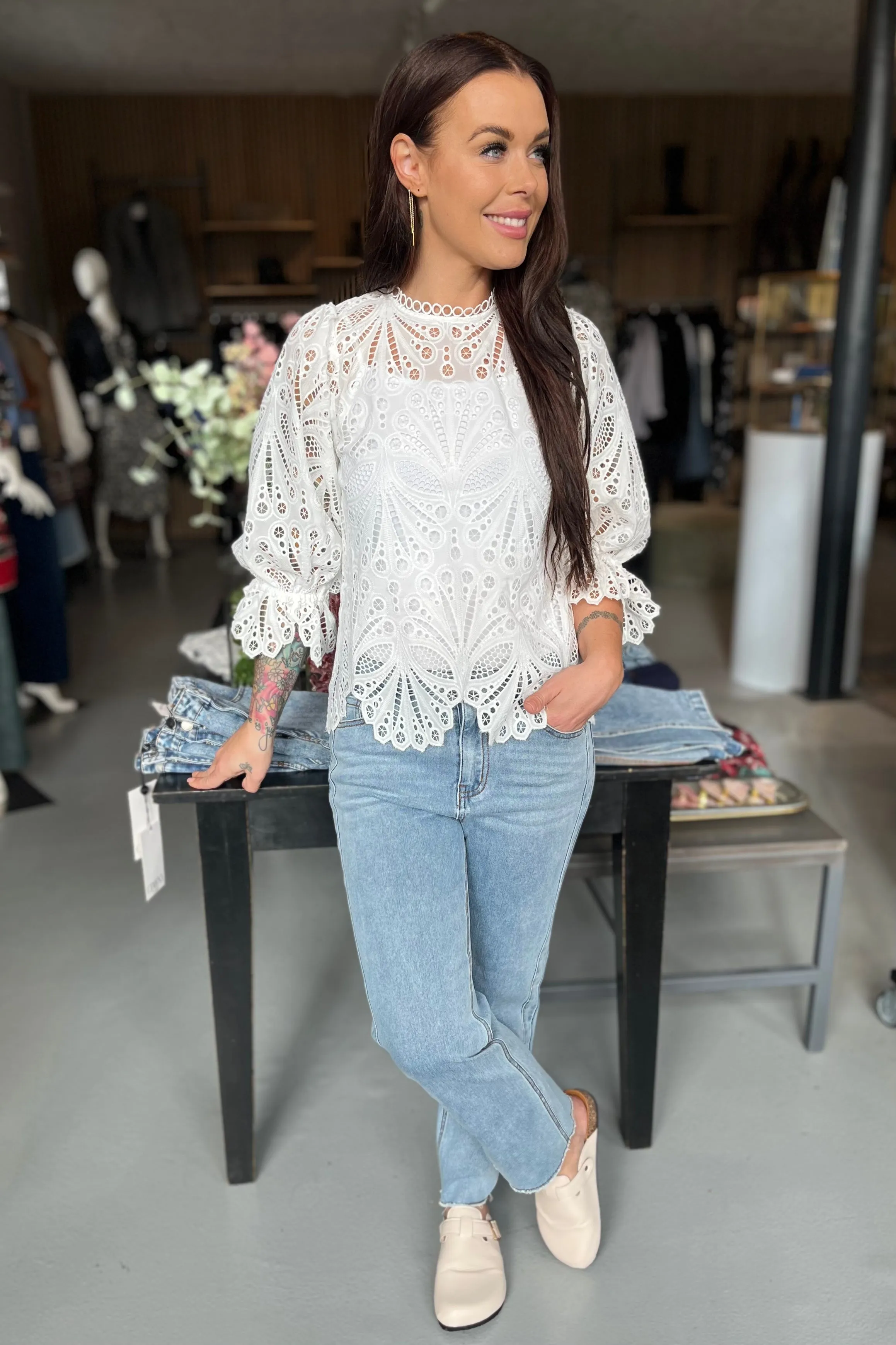 Adela Embroidery Blouse | Off White | Bluse fra Neo Noir