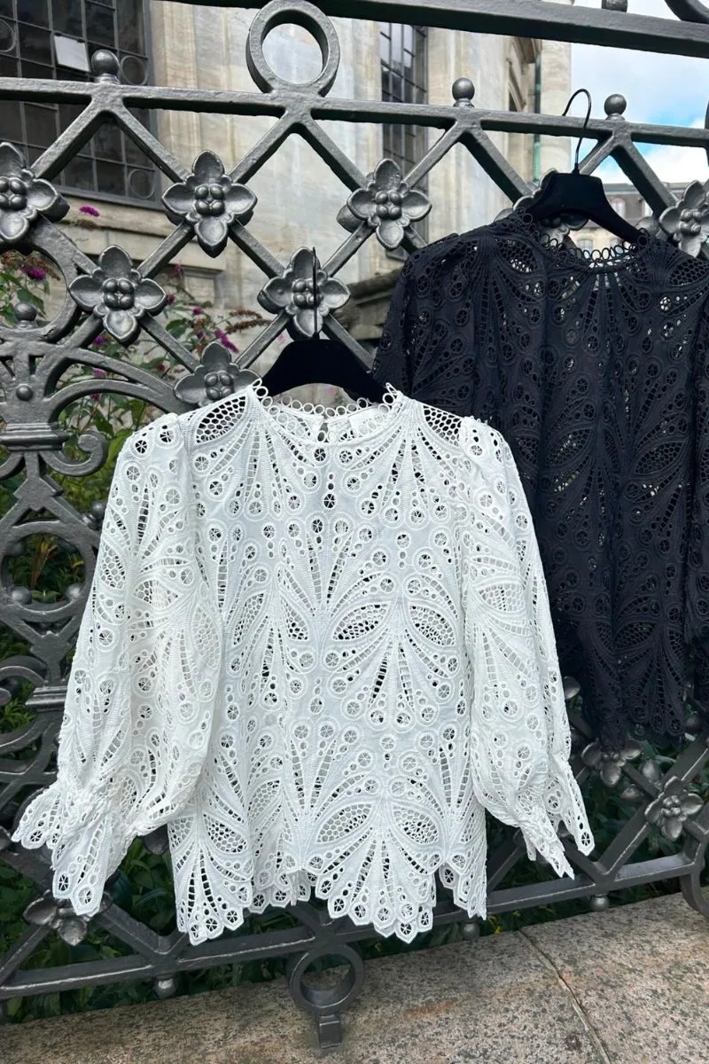 Adela Embroidery Blouse | Off White | Bluse fra Neo Noir