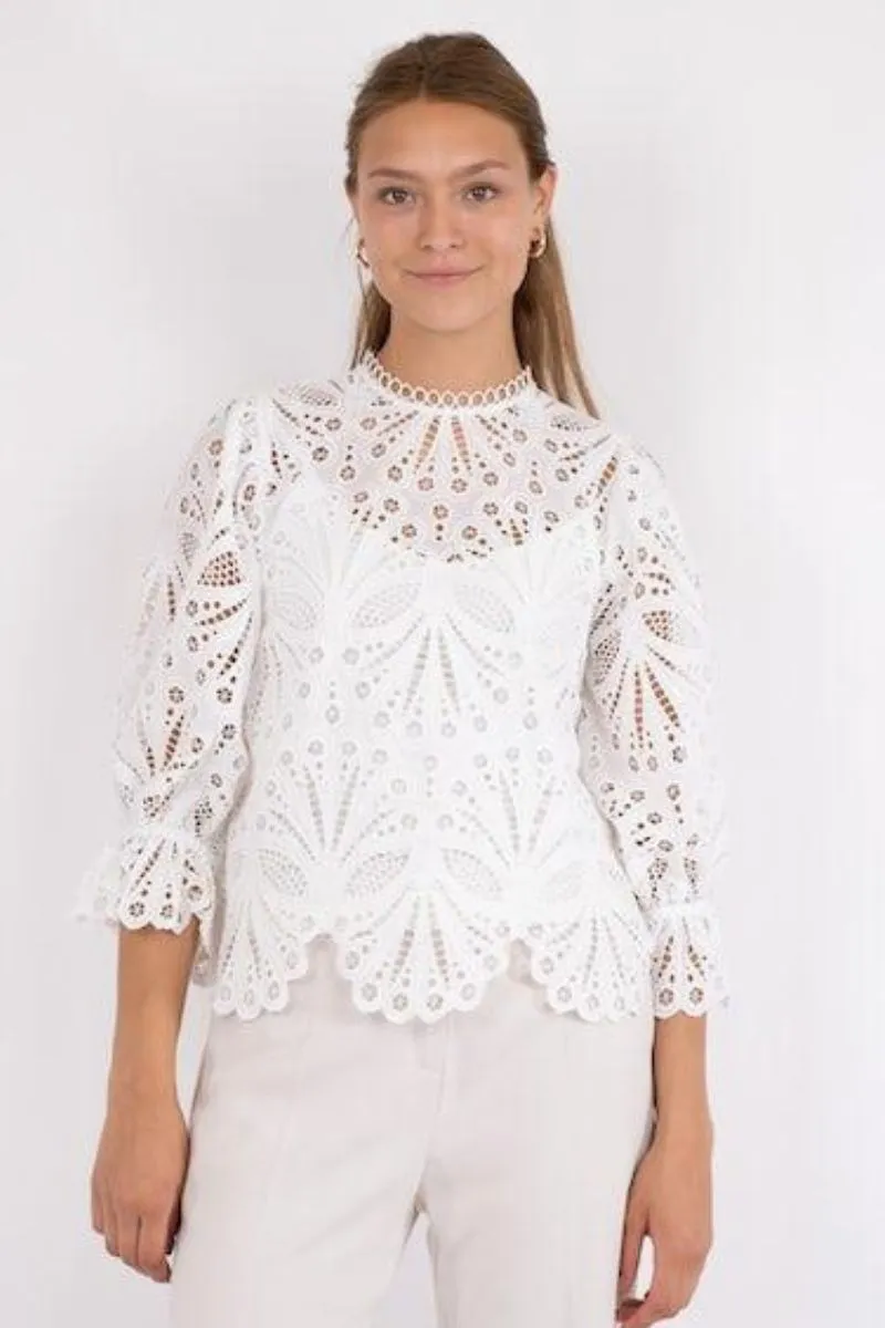 Adela Embroidery Blouse | Off White | Bluse fra Neo Noir