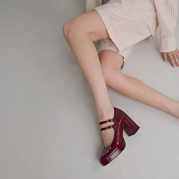 Babies with double straps and platforms in burgundy pleated patent