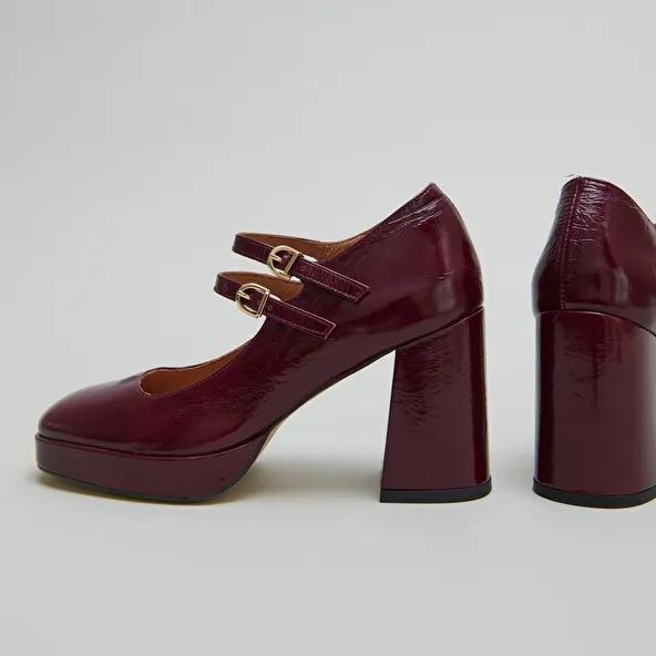 Babies with double straps and platforms in burgundy pleated patent