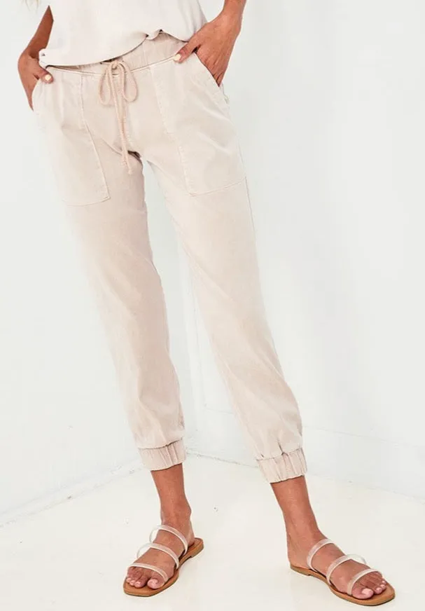 bella dahl pocket jogger in soft tan