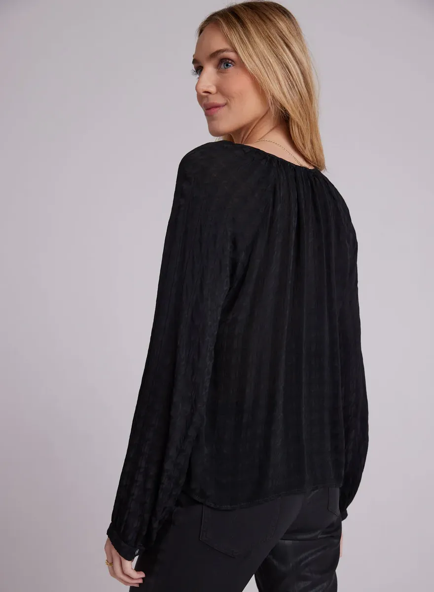 bella dahl shirred raglan tie front blouse in black