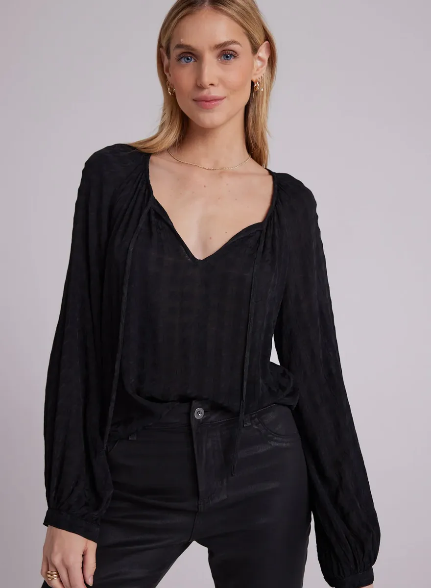 bella dahl shirred raglan tie front blouse in black