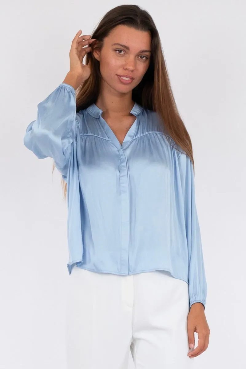 Binnet Satin Blouse | Light Blue | Skjorte fra Neo Noir