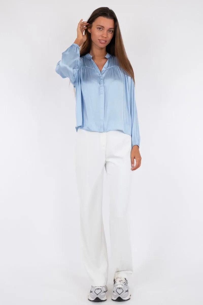 Binnet Satin Blouse | Light Blue | Skjorte fra Neo Noir