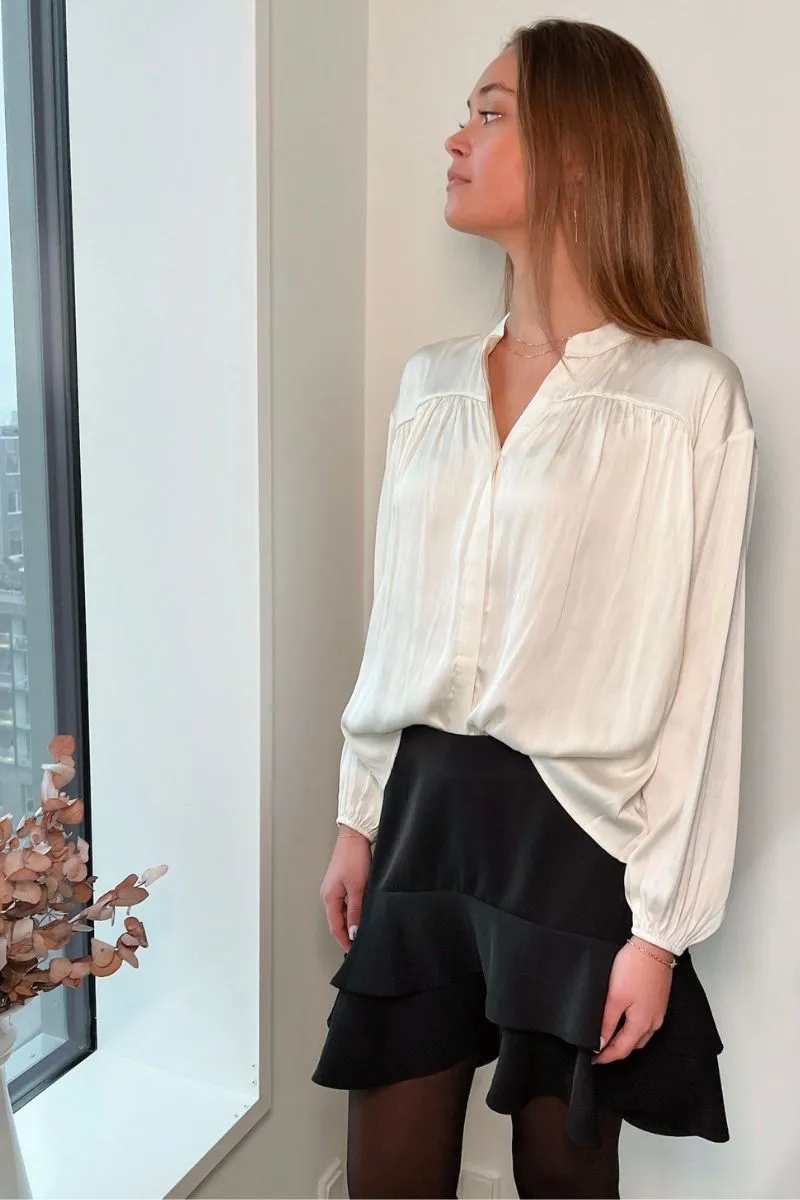 Binnet Satin Blouse | Off White | Skjorte fra Neo Noir