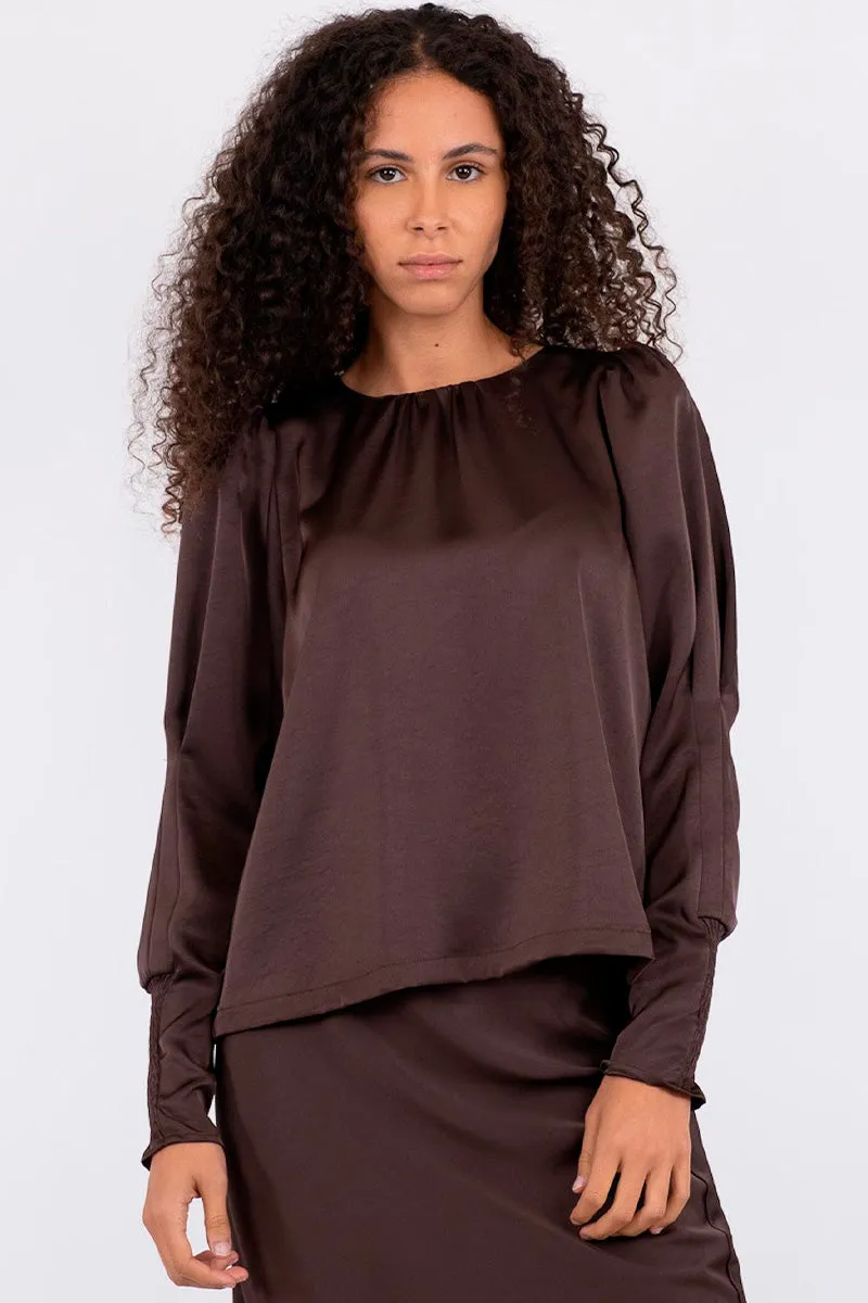 Camma Heavy Sateen Blouse | Dark Brown | Bluse fra Neo Noir