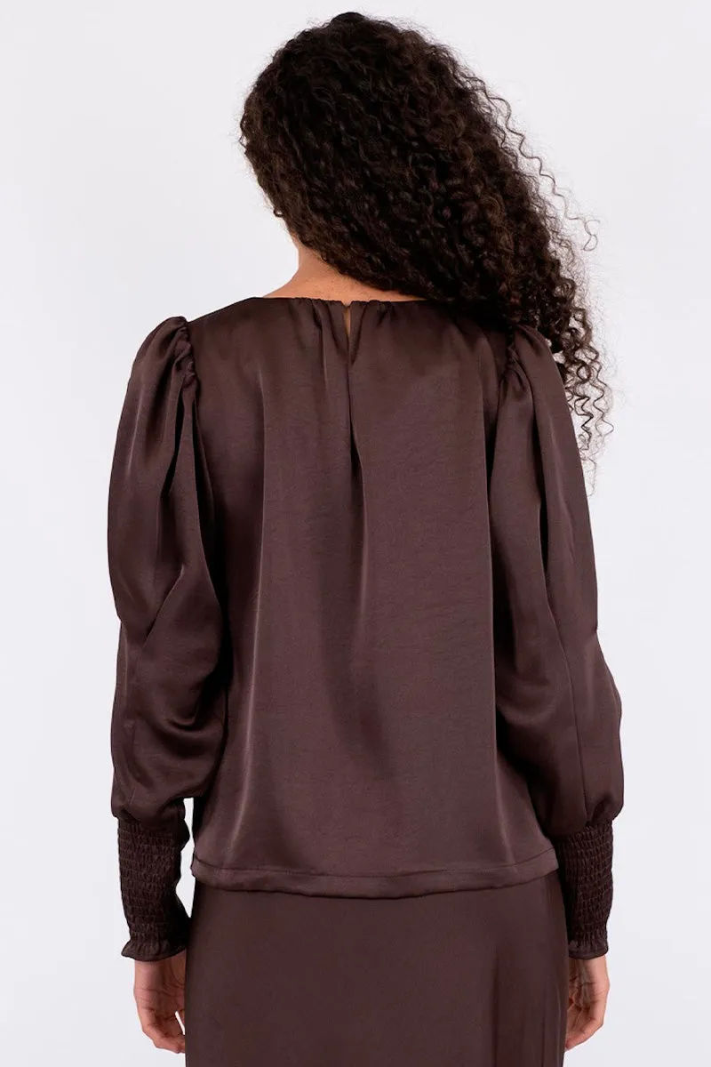 Camma Heavy Sateen Blouse | Dark Brown | Bluse fra Neo Noir