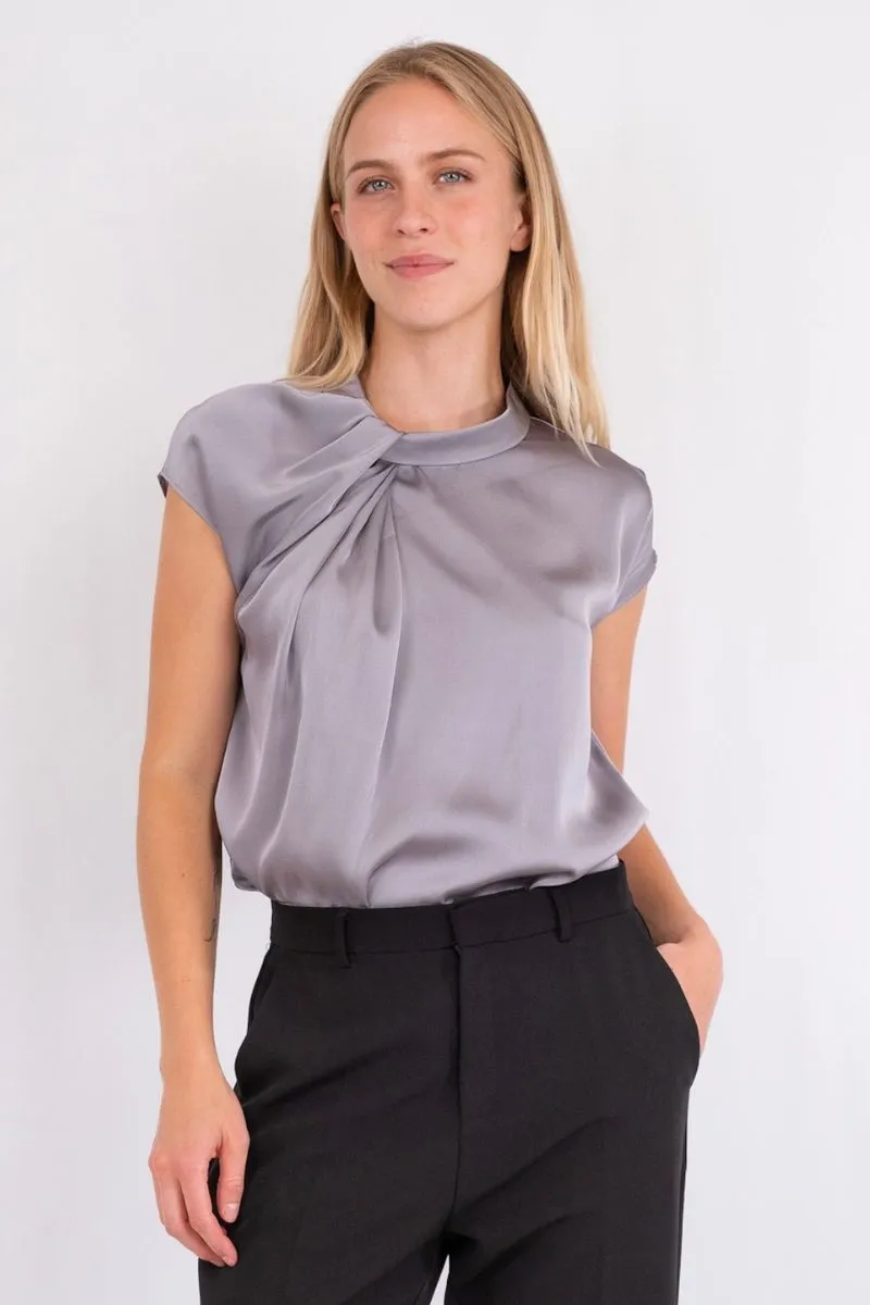 Fleur Drapy Satin Blouse | Grey | Bluse fra Neo Noir