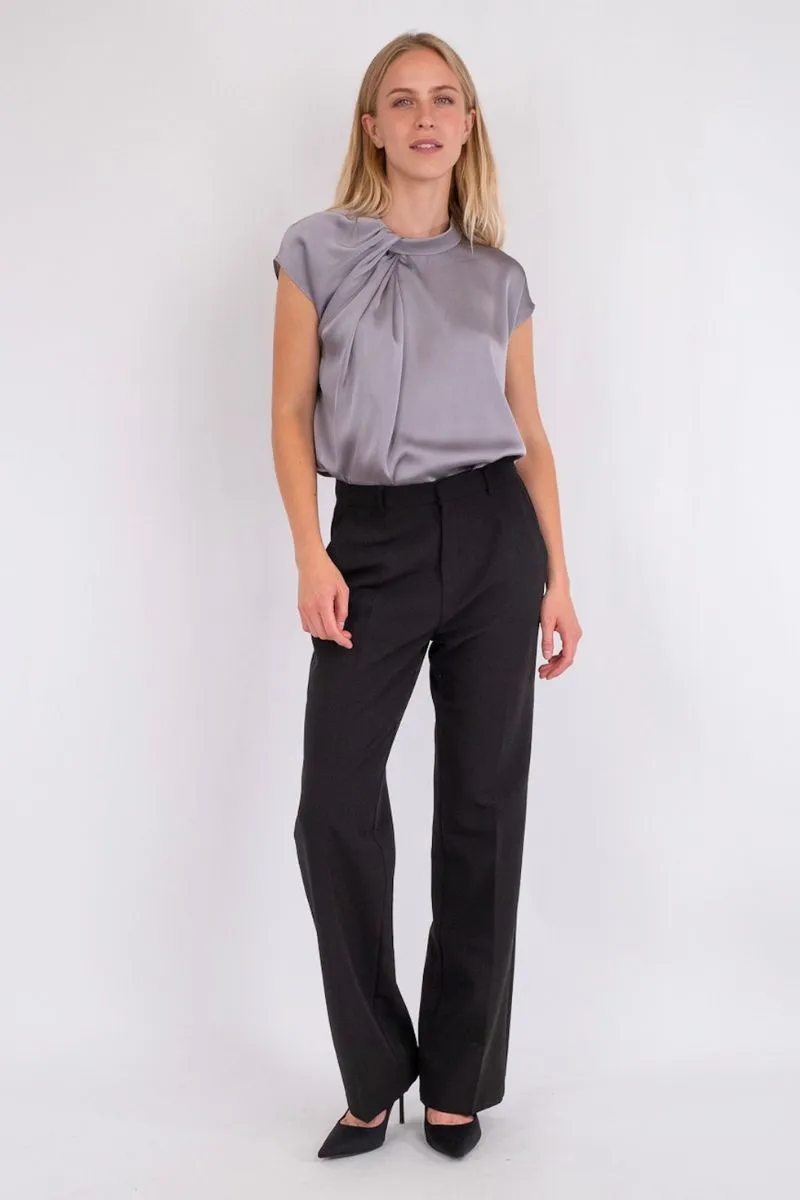 Fleur Drapy Satin Blouse | Grey | Bluse fra Neo Noir