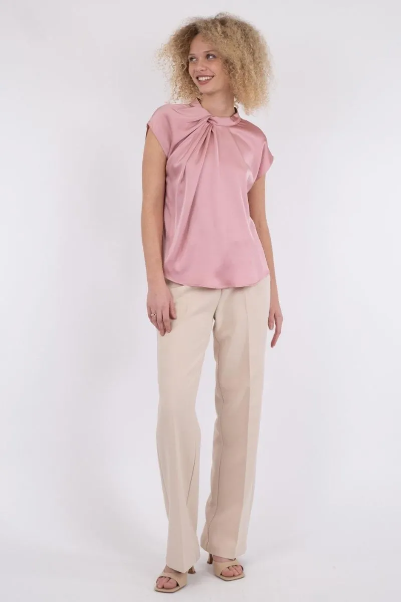 Fleur Drapy Satin Blouse | Light Pink | Bluse fra Neo Noir