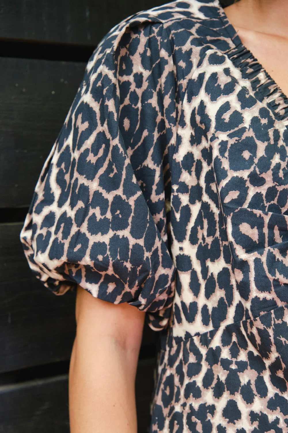 Irina Leo Blouse | Leopard | Bluse fra Neo Noir