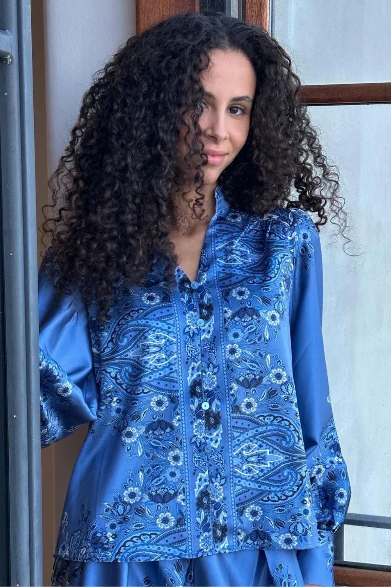 Massima Paisley Border Blouse | Dusty Blue | Bluse fra Neo Noir