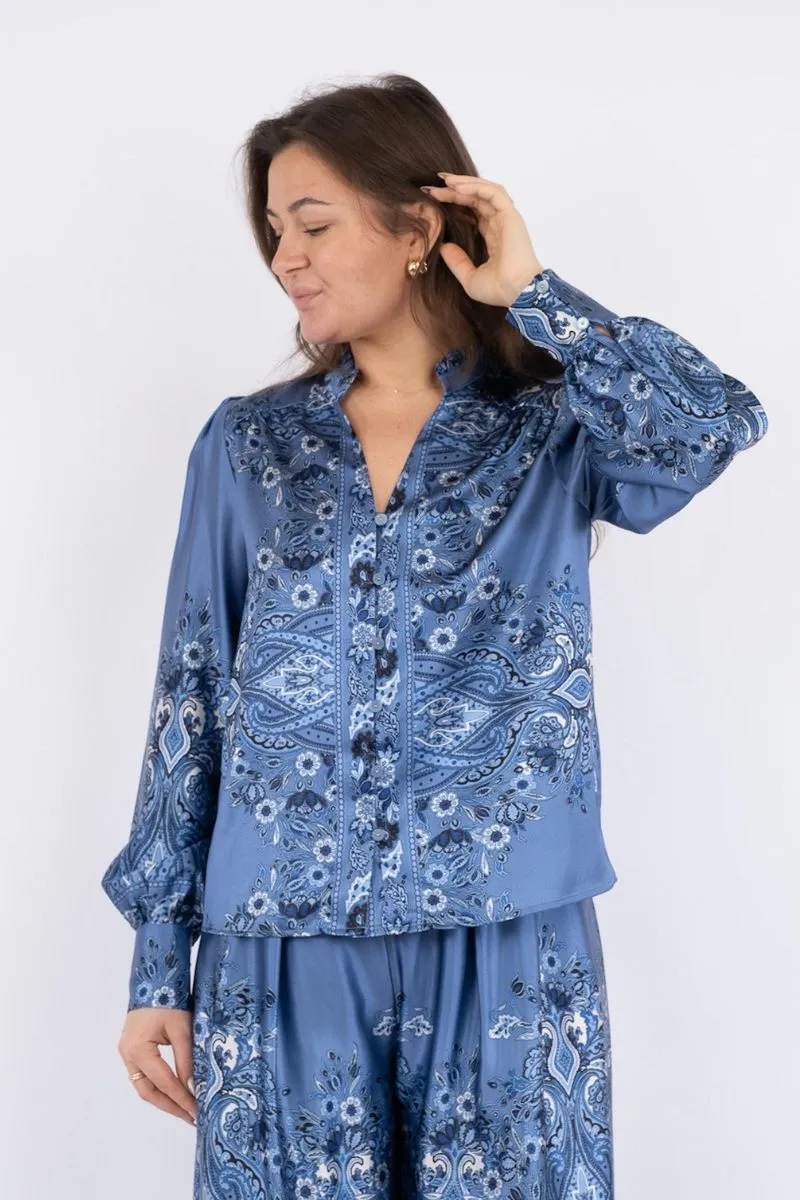 Massima Paisley Border Blouse | Dusty Blue | Bluse fra Neo Noir