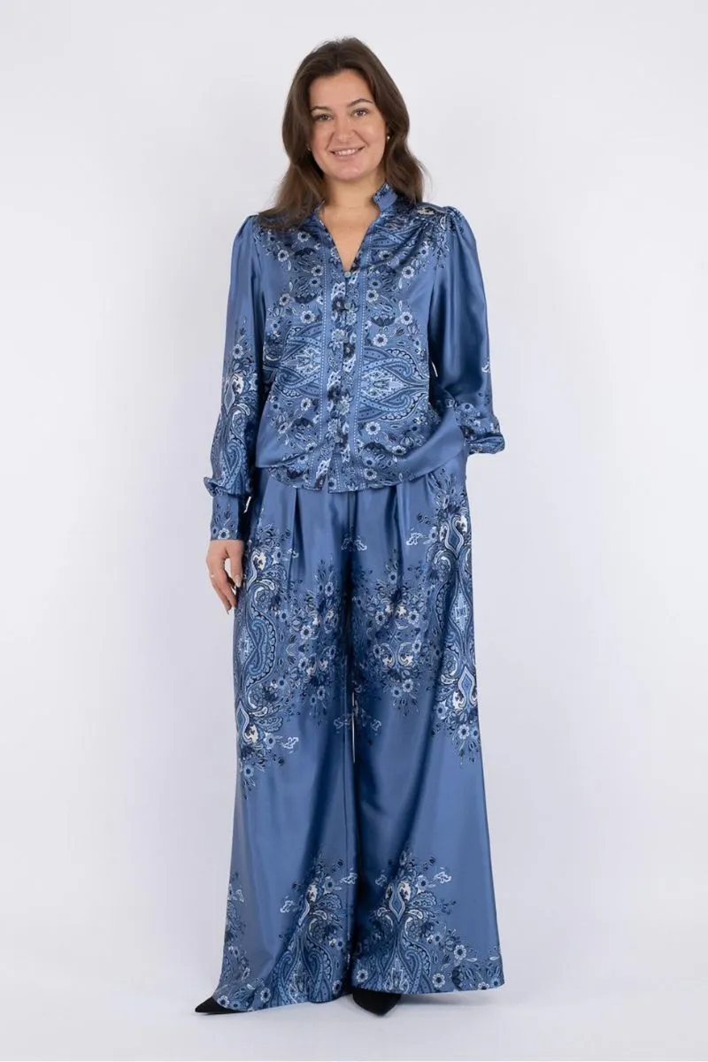 Massima Paisley Border Blouse | Dusty Blue | Bluse fra Neo Noir