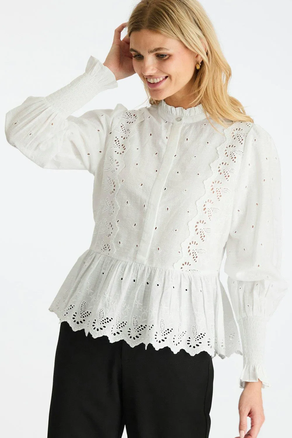 Maviana Emb Blouse | White | Bluse fra Neo Noir