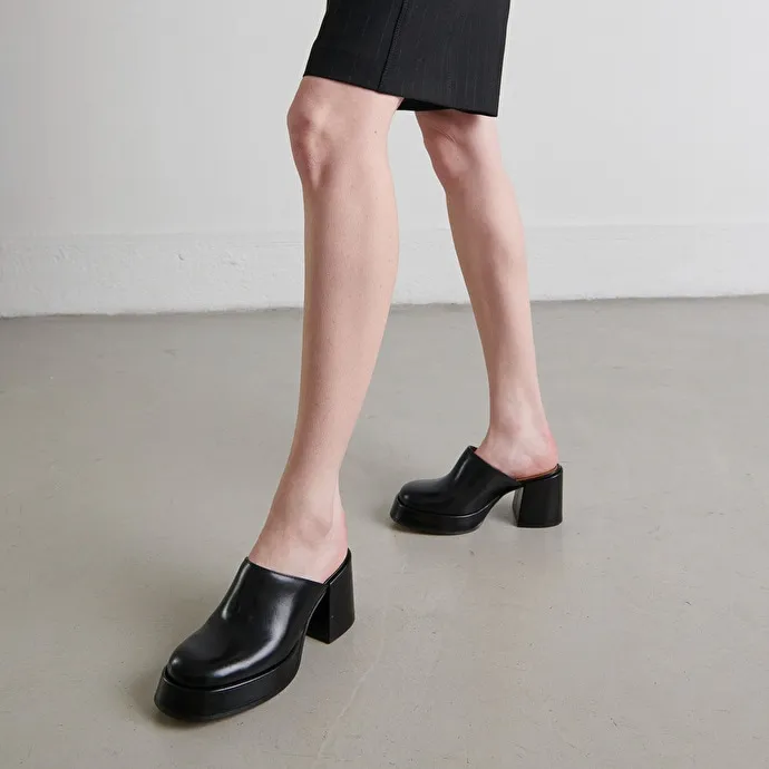 Mules with heels and platforms in black leather