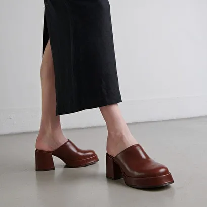 Mules with heels and platforms in brown leather