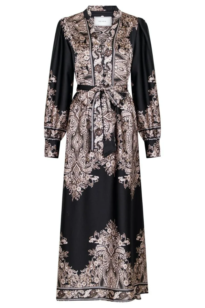 Nova Paisley Border Dress 160958 | Black | Kjole fra Neo Noir