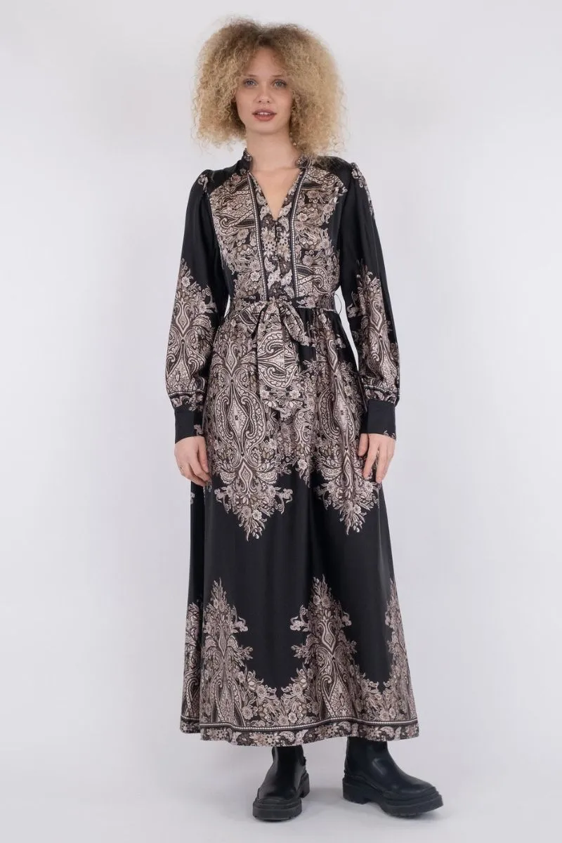 Nova Paisley Border Dress 160958 | Black | Kjole fra Neo Noir