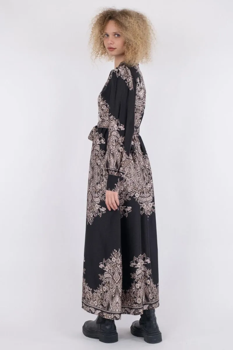 Nova Paisley Border Dress 160958 | Black | Kjole fra Neo Noir