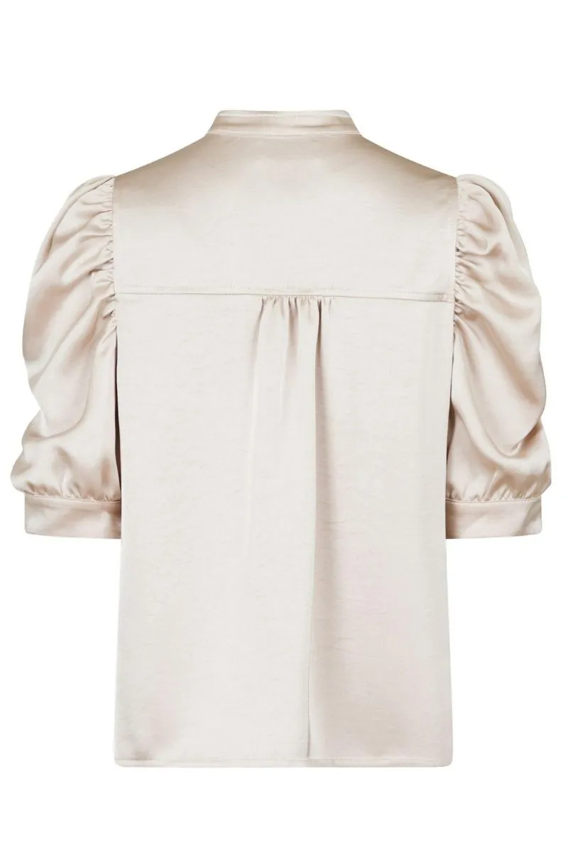 Roella Heavy Sateen Blouse | Champagne | Bluse fra Neo Noir