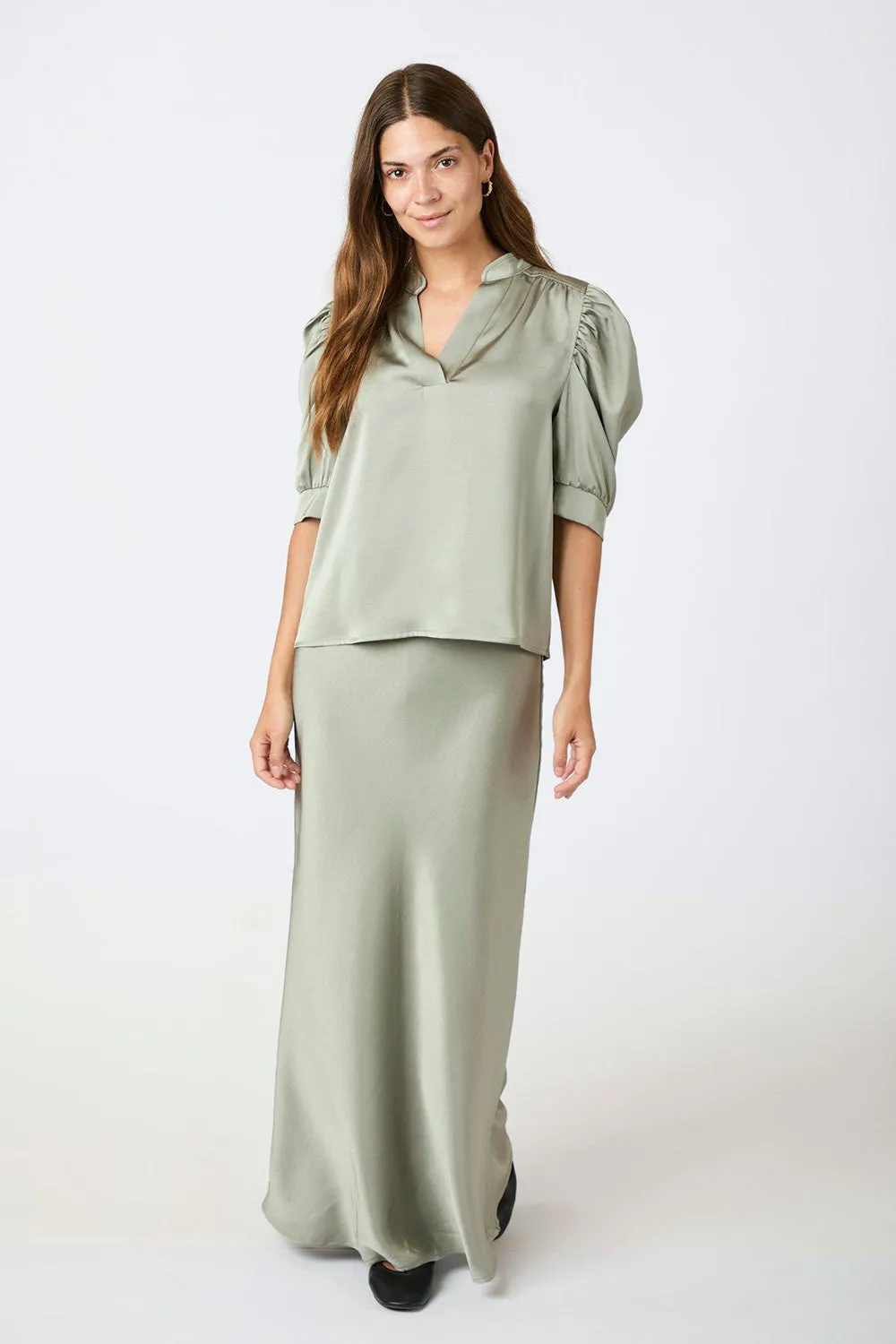 Roella Heavy Sateen Blouse | Smoke Green | Bluse fra Neo Noir