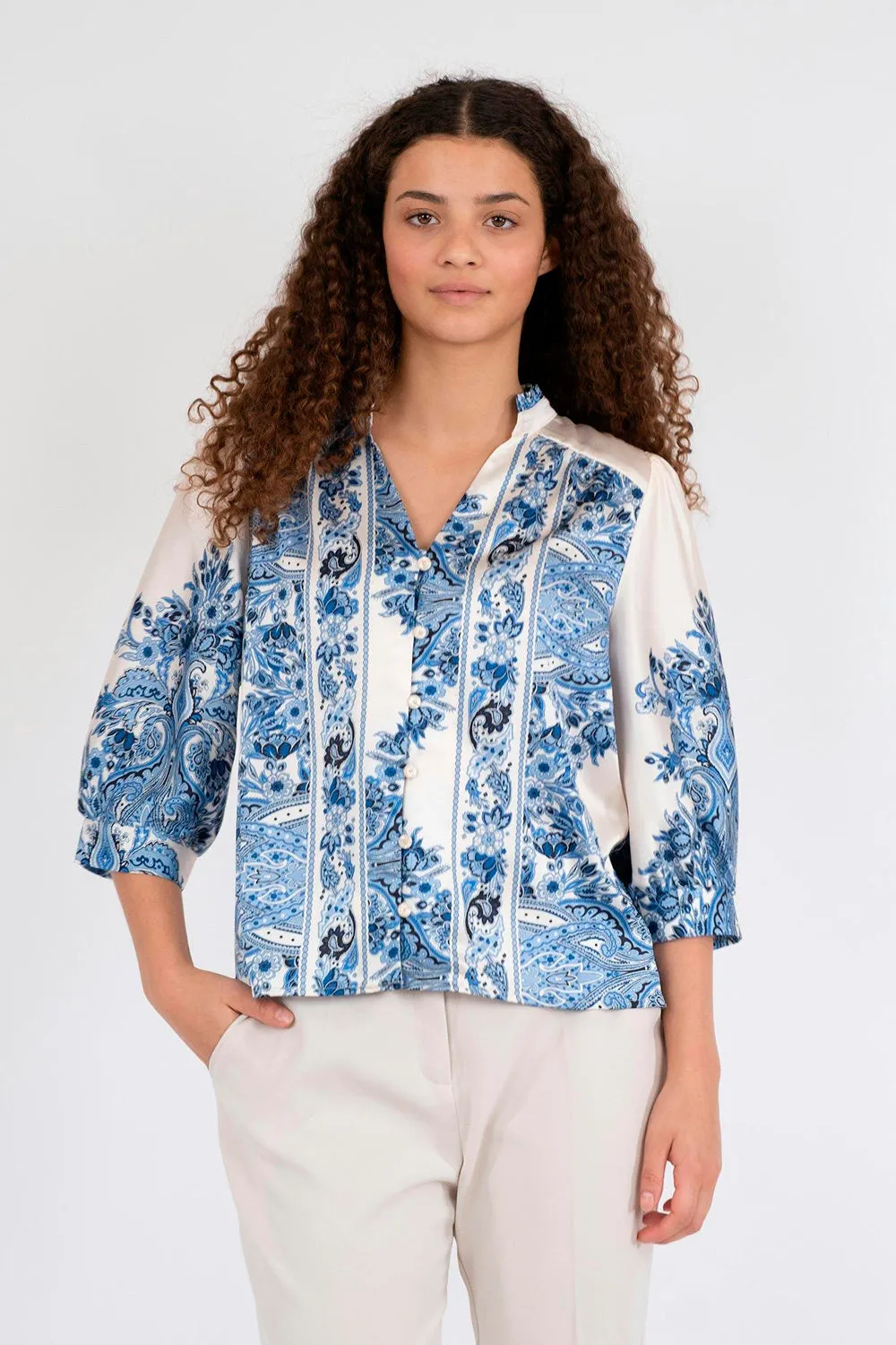 Roselle Paisley Border Blouse | Bright Blue | Bluse fra Neo Noir