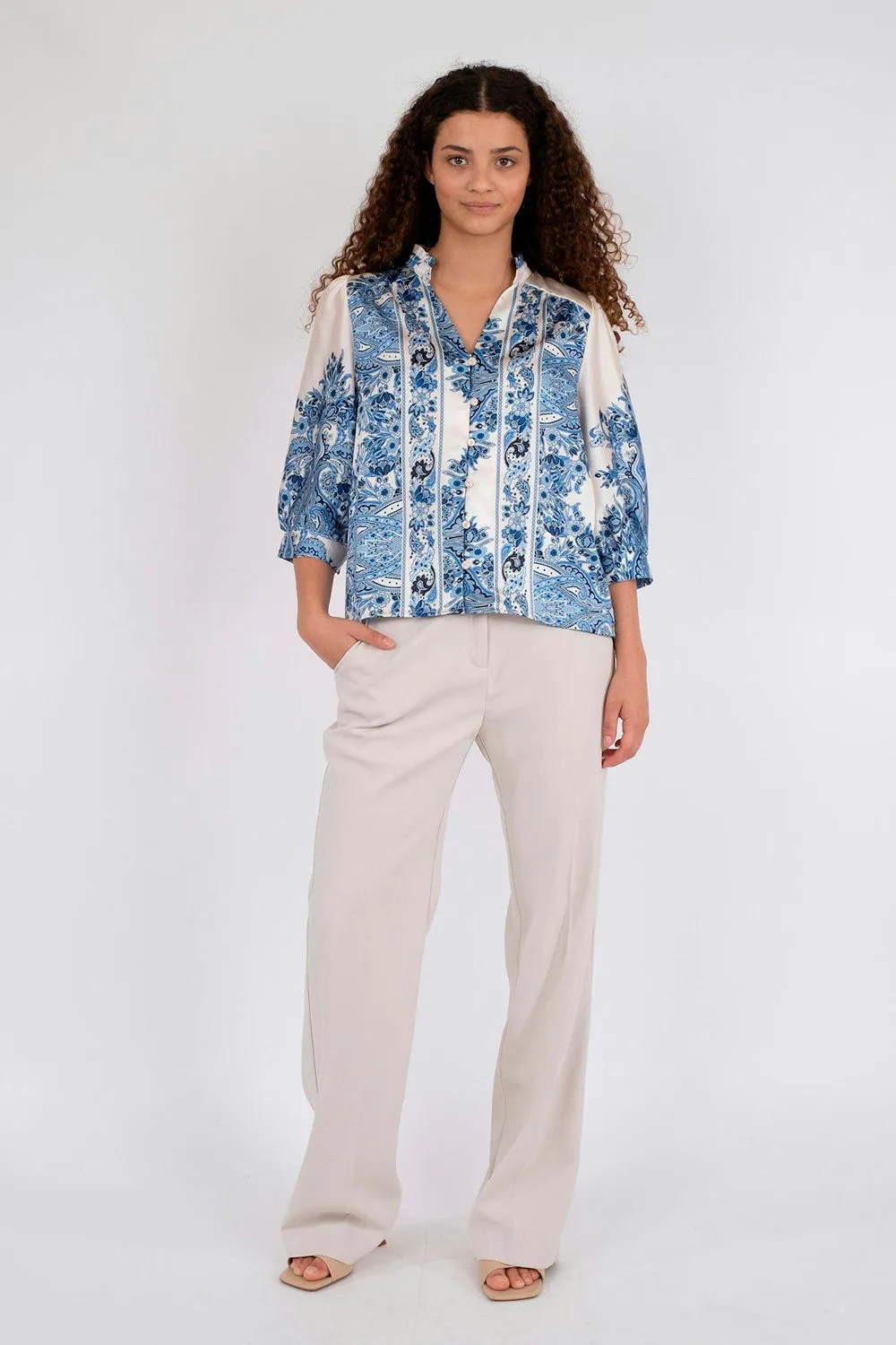 Roselle Paisley Border Blouse | Bright Blue | Bluse fra Neo Noir