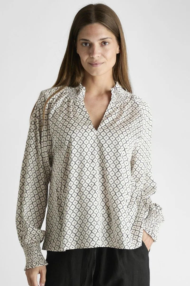 Stone Moroccan Tile Blouse | Ivory | Bluse fra Neo Noir